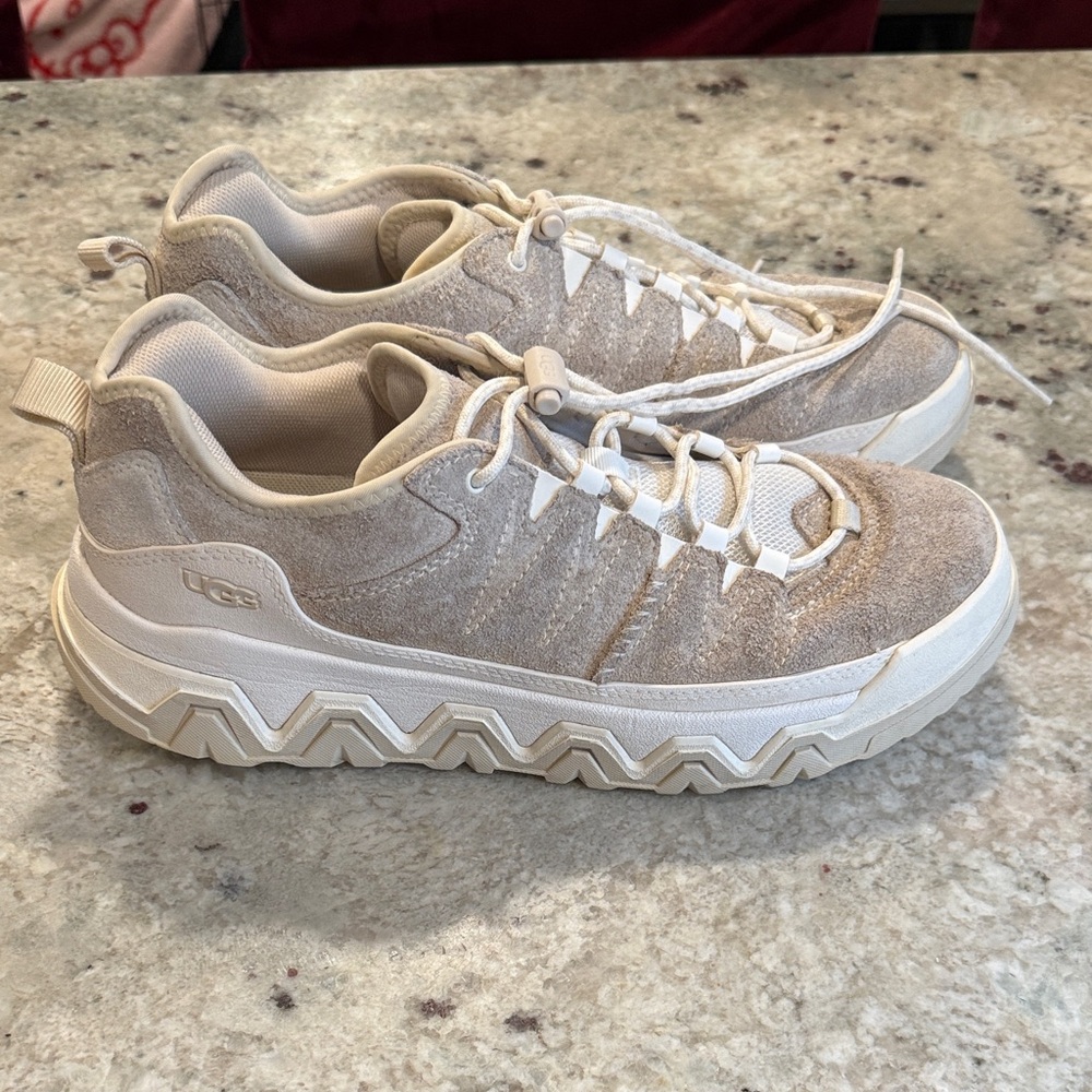 UGG Cream and White Cape trail low